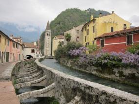 ... uno scorcio del bel quartiere di Serravalle a Vittorio Veneto con il fiume Meschio ... 