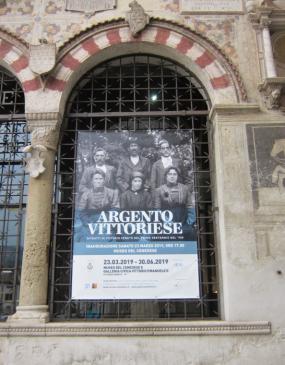 ... il manifesto della mostra Argento Vittoriese all´ingresso del museo del Cenedese ... 