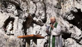... Frate Walter Casagrande alla grotta della Madonna dell´Agnelezza su monte Pizzoc ... 