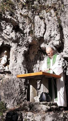 ... Frate Walter Casagrande celebra la Messa  autunnale 2019 di fine della stagione escursionistica estiva alla grotta della Madonna dell´Agnelezza su monte Pizzoc ...  