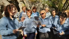 ... la maestra Eleonora Possamai ed alcune coriste alla Messa  autunnale 2019 di fine della stagione escursionistica estiva alla grotta della Madonna dell´Agnelezza su monte Pizzoc ...  