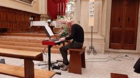 ... il maestro Aldo Ceciliot al pianoforte esegue brani di musica classica al concerto di Natale 2019 nella chiesa Arcipretale di Santa Maria Assunta  di Fregona ... 