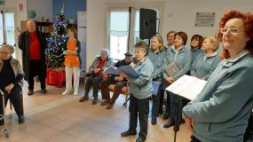 ... saluti e scambio di auguri al concerto di Natale del CORO C.A.I. di Vittorio Veneto alla residenza per anziani "Casa Amica" di Fregona ...