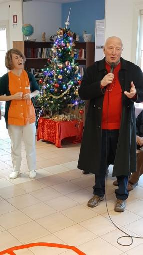 ... il presidente di "Casa Amica", Dottor Ivan Michelet, porge gli auguri di buon Natale a tutti gli ospiti della residenza per anziani di Fregona ... 