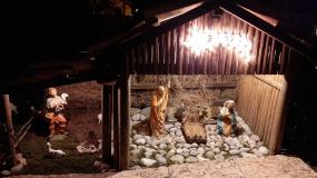 ... il bel presepio in attesa del Gesù Bambino arrivando alla chiesa di San Silvestro Papa in località Costa di Vittorio Veneto ... 