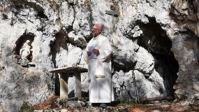 ... Don Alessio Magoga celebra la messa alla grotta della Madonna dell´Agnelezza alle pendici del monte Pizzoc ...