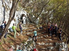 ... Messa alla grotta della Madonna dell´Agnelezza alle pendici del monte Pizzoc ...