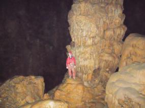 Andrea davanti ad una delle stalagmiti più grandi d´Italia.